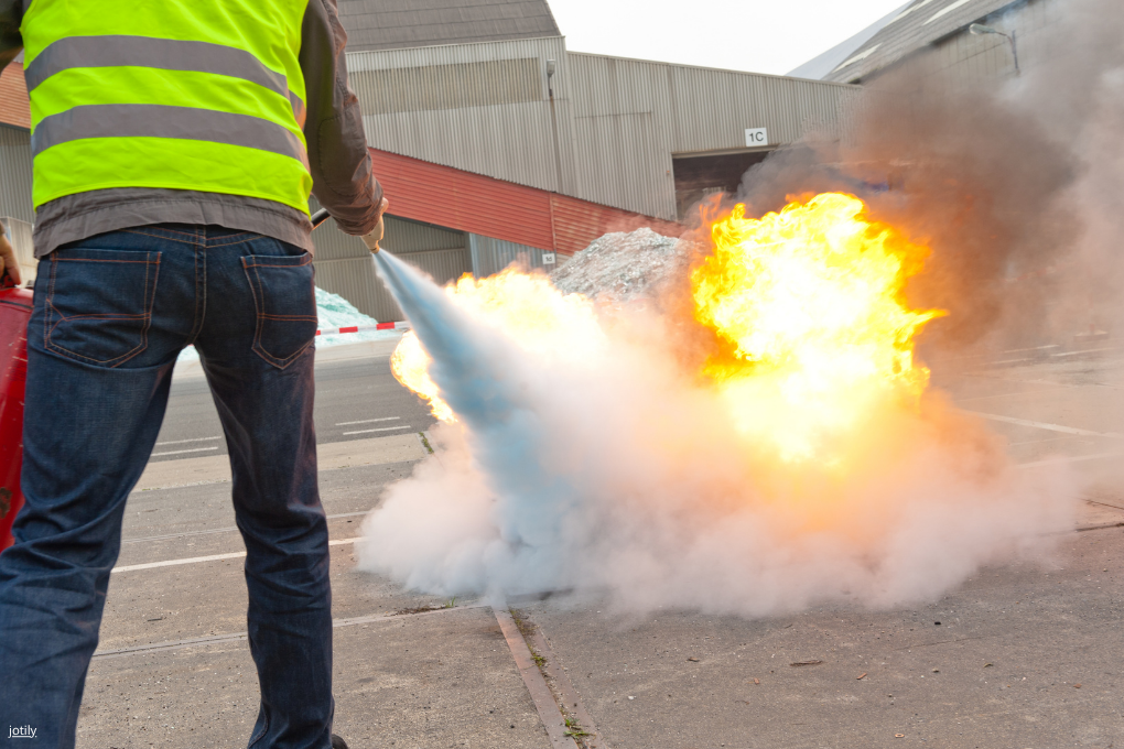 La Commission limite l&rsquo;utilisation de « polluants éternels » dans les mousses anti-incendie
